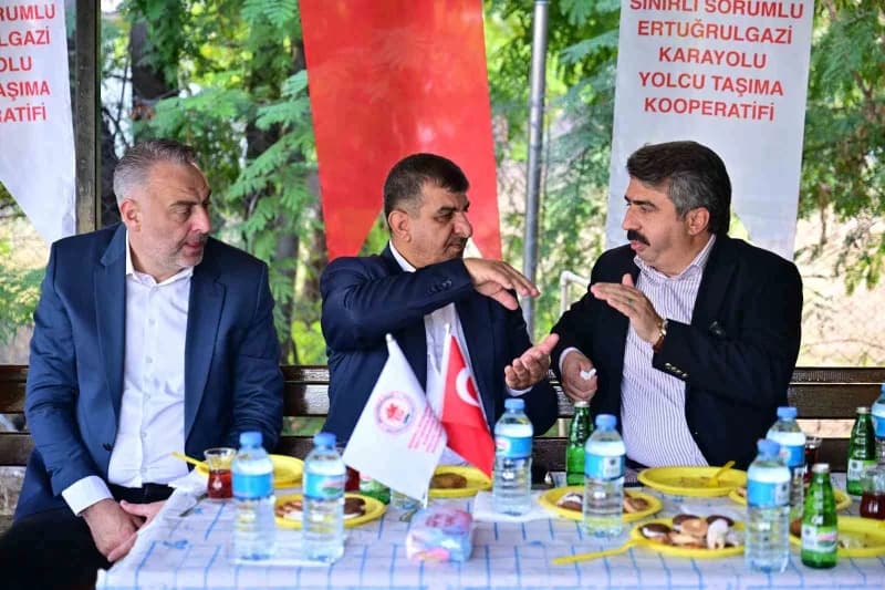 Yıldırım Belediye Başkanı Oktay Yılmaz, Ertuğrulgazi Otobüs ve Minibüsçüler Durağı’nda esnafla sohbet ediyor