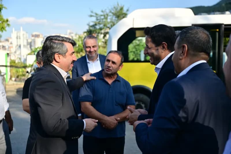 Yıldırım Belediye Başkanı Oktay Yılmaz (Solda), Ertuğrulgazi Otobüs ve Minibüsçüler Durağı’nı ziyaret etti.