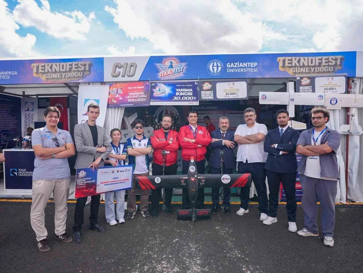 Şehitkamil Belediye Başkanı Umut Yılmaz, TEKNOFEST Güneydoğu’da gençlerin projelerini incelerken