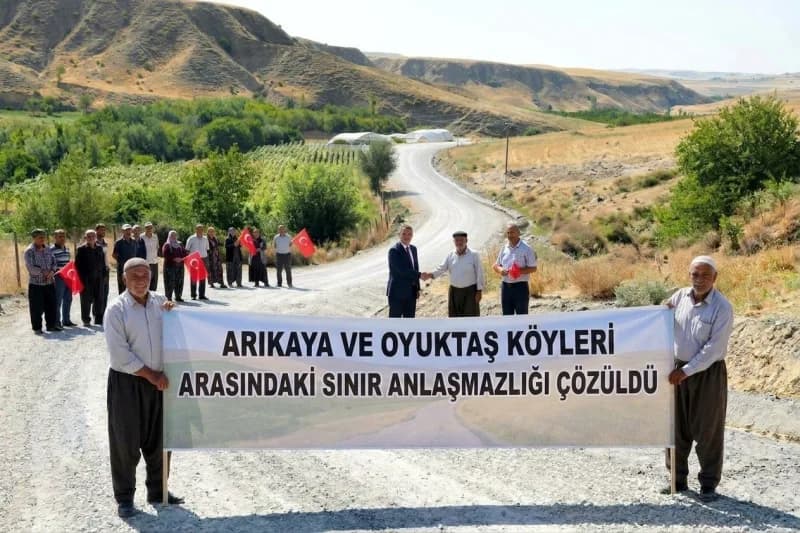 Batman Kozluk ilçesinde Arıkaya ve Oyuktaş köyleri sınır hattında bir araya gelen köylüler