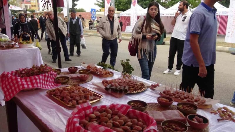 Batman Gercüş’te düzenlenen Bağ Bozumu ve Gastronomi Festivalinde yöresel ürünlerin sergilendiği stantlar