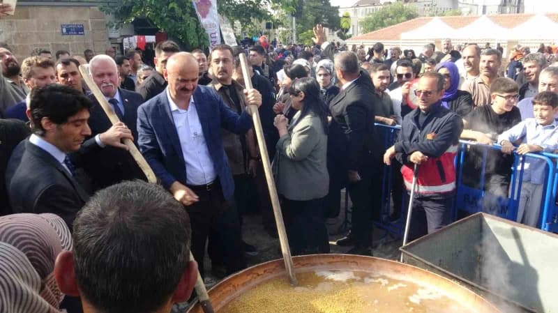 İl protokolü kazanların başında geçmeyi de ihmal etmedi