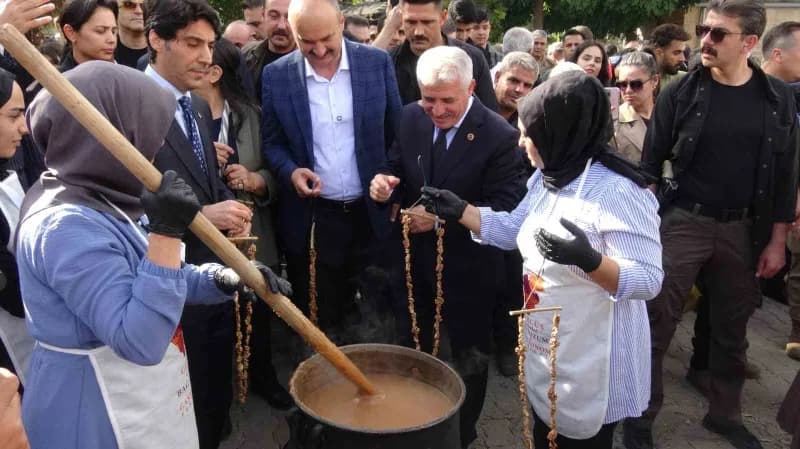 İl protokolü kazanların başında geçmeyi de ihmal etmedi