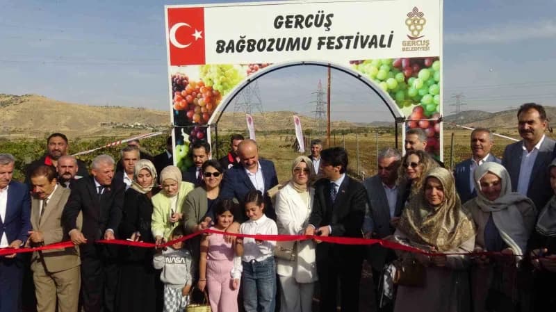 Festivalin açılışı, Hazine ve Maliye Bakan Yardımcısı Zekeriya Kaya, Batman Valisi Ekrem Canalp Gercüş İlçe Kaymakamı Me