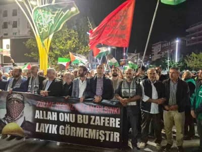 Batman’da Aksa Tufanı’nın 3. yıl dönümünde düzenlenen Gazze destek yürüyüşünden kalabalık bir grup, Filistin bayraklarıy