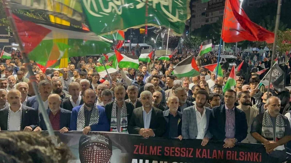 Batman'da binlerce vatandaş, Aksa Tufanı'nın üçüncü yılı dolayısıyla sivil toplum kuruluşları tarafından düzenlenen yürü