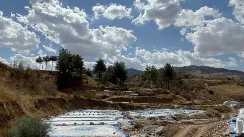 Tuz madenine ulaşıldıktan sonra tatlı su kullanılarak tuzun eritilmesi sağlanıyor. Hortumlar aracılığıyla yüzeye çıkarıl