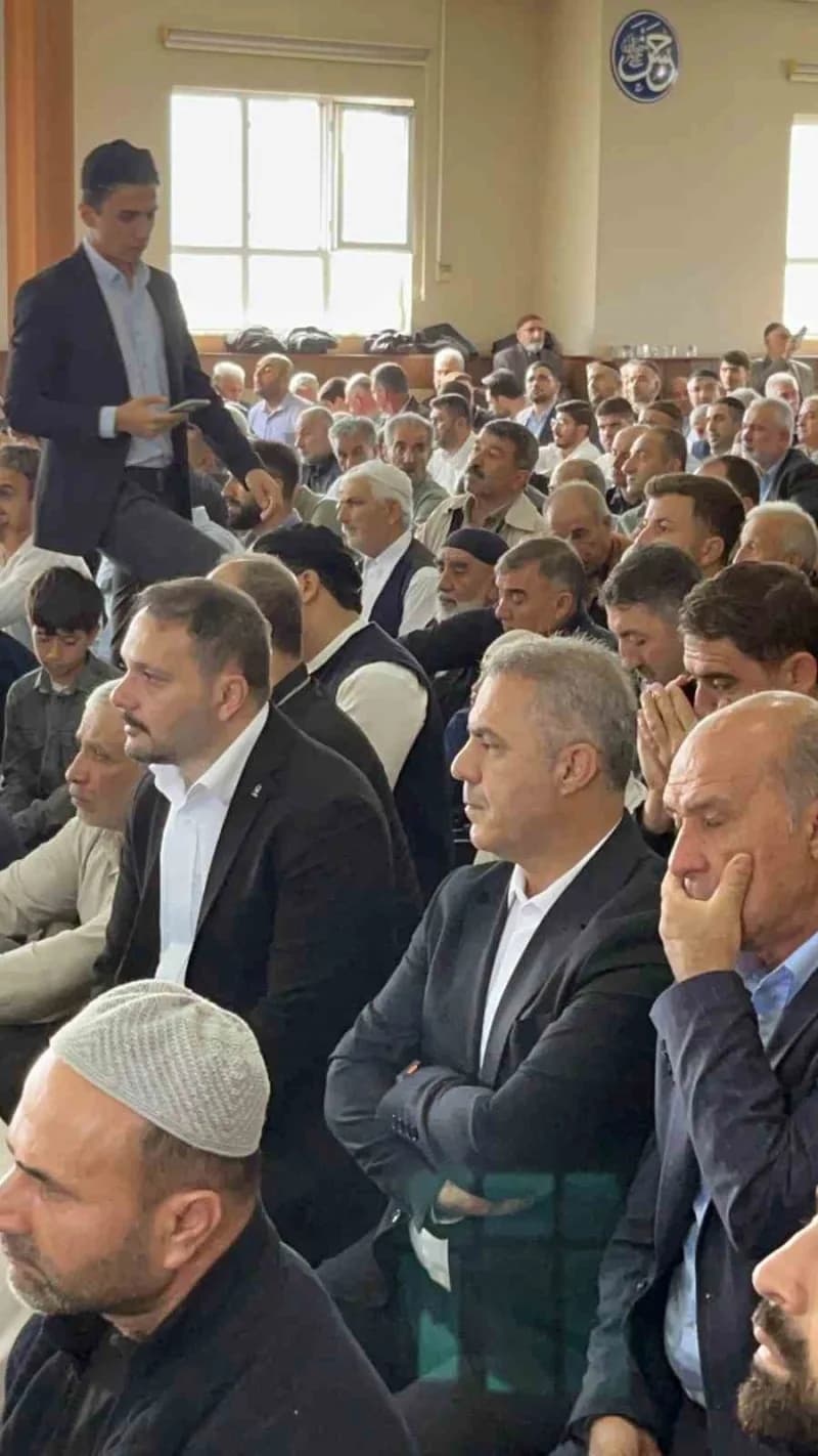 Batman'da dini eğitimlerini tamamlayan 22'si hafız olmak üzere 49 öğrenci düzenlenen icazet merasimi ile icazet belgeler