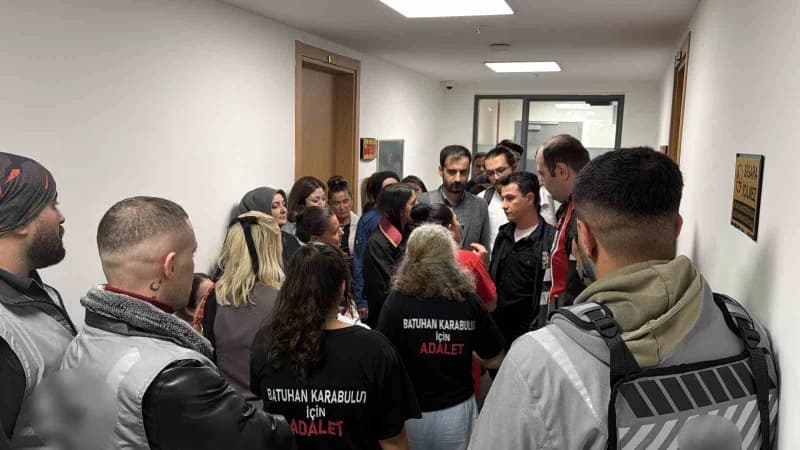 Adliye çıkışı sanık Uğur s.‘nin avukatı ile karşılaşan aile, avukata tepki gösterdi.