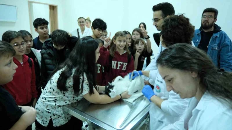 Küçük Hayvanseverler BAÜN' de 'can Dostları' ile buluştu