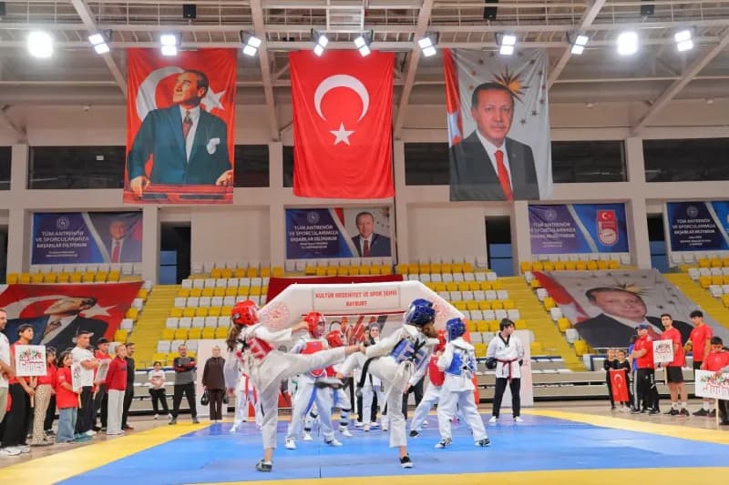 Bayburt Yeni Spor Salonu’nda Amatör Spor Haftası kapsamında jimnastik, tekvando, güreş ve judo gösterileri yapılıyor