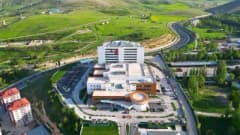 Bayburt Devlet Hastanesi binası ve sağlık çalışanları hastalara hizmet verirken