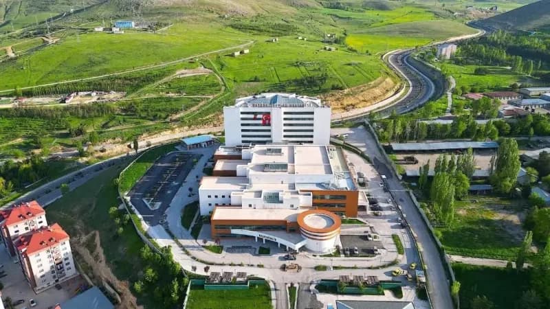 Bayburt Devlet Hastanesi binası ve sağlık çalışanları hastalara hizmet verirken