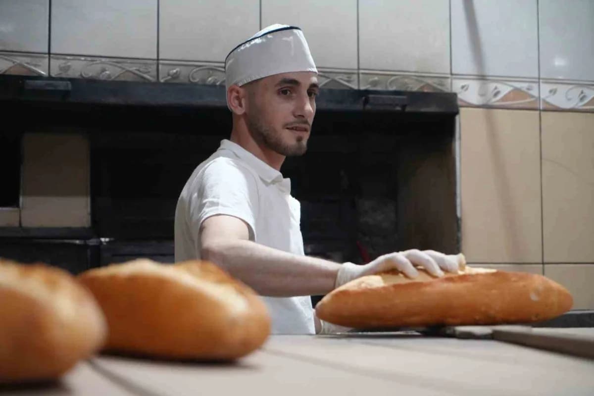 Bayburt'ta genç fırıncı Mert Baykara, farklı ekmek çeşitlerini hazırlarken