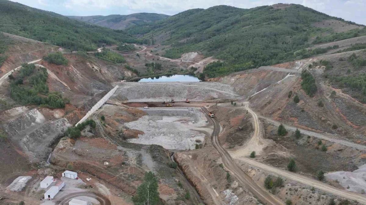 Bayburt Demirözü Petekli Göleti inşaatında gövde dolgu çalışmaları devam ediyor