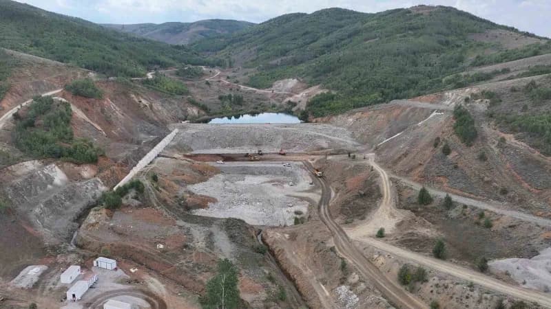 Bayburt Demirözü Petekli Göleti inşaatında gövde dolgu çalışmaları devam ediyor