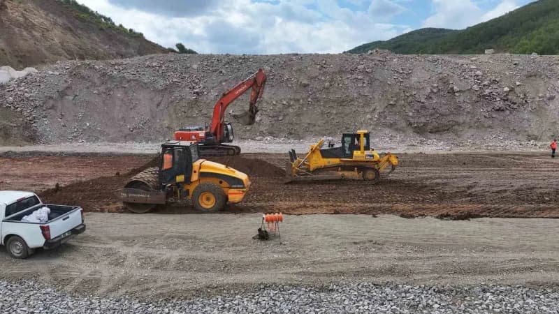 Bayburt Petekli Göleti’nde gövde dolgu çalışmaları sürüyor