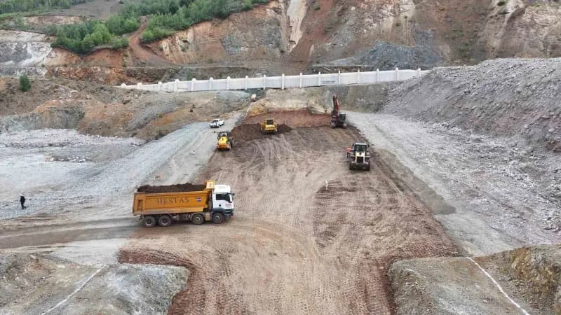 Bayburt Petekli Göleti’nde gövde dolgu çalışmaları sürüyor