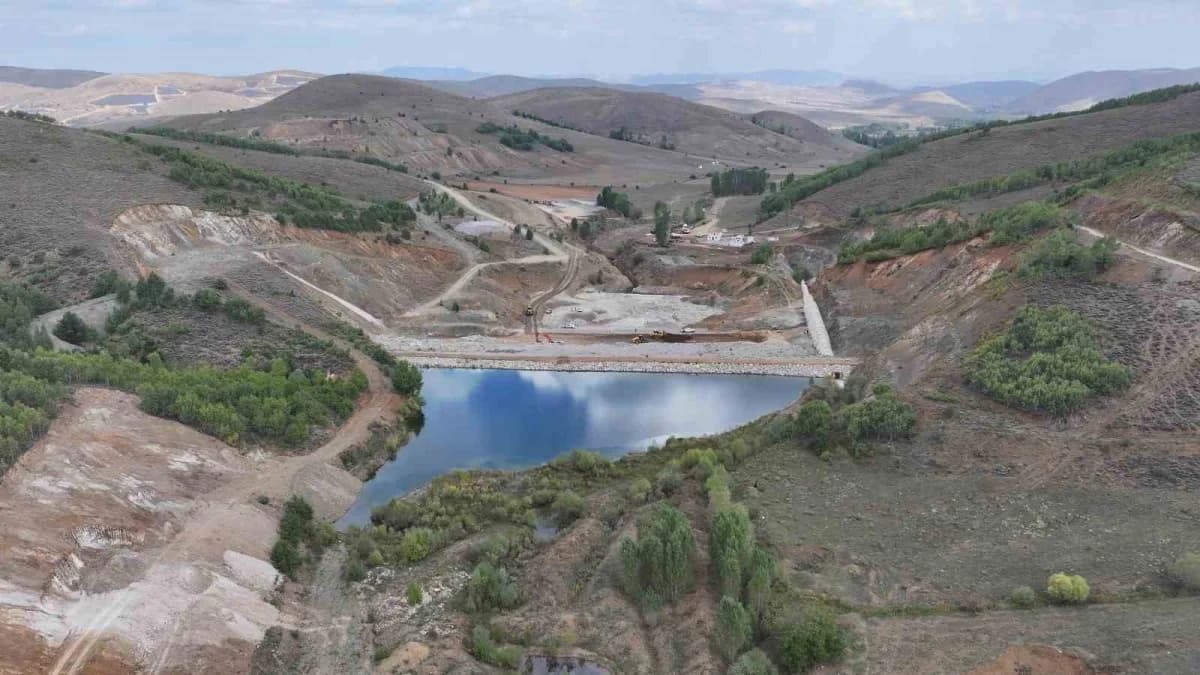 Bayburt Petekli Göleti’nde gövde dolgu çalışmaları sürüyor