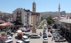 Bayburt’ta trafiğe kayıtlı araçların bulunduğu yol ve şehir manzarası