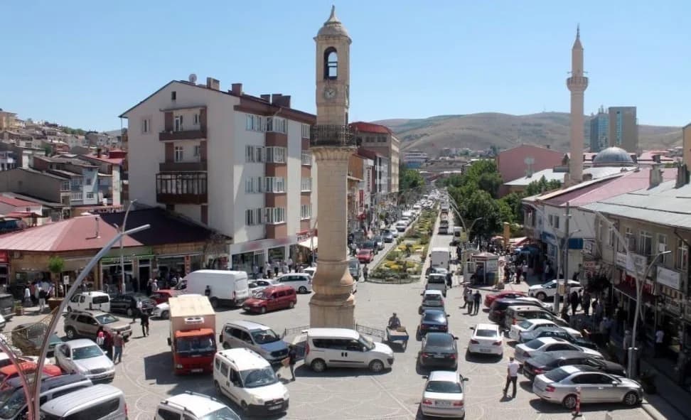 Bayburt’ta trafiğe kayıtlı araçların bulunduğu yol ve şehir manzarası