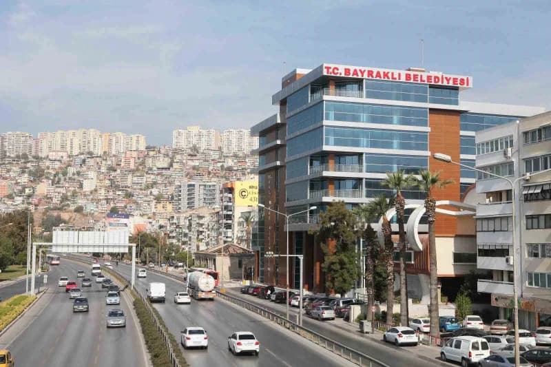 Bayraklı Belediyesi'nin geçmiş dönemine yönelik düzenlenen ve eski başkan Serdar Sandal’ın gözaltına alındığı operasyonu