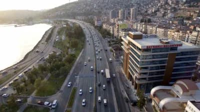 Bayraklı Belediyesine yönelik operasyon kapsamında gözaltına alınan kişiler ve belediye binası