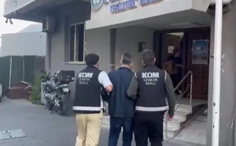 Eski Bayraklı Belediye Başkanı Serdar Sandal, gözaltına alınarak emniyete götürüldü.