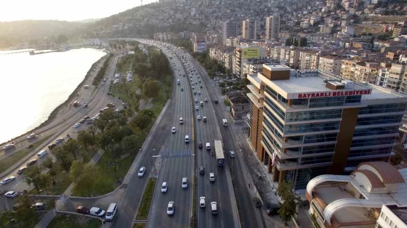 Bayraklı Belediyesi operasyonunda önceki dönem Bayraklı Belediye Başkanı Serdar Sandal ve oğlunun da bulunduğu 15 kişi t