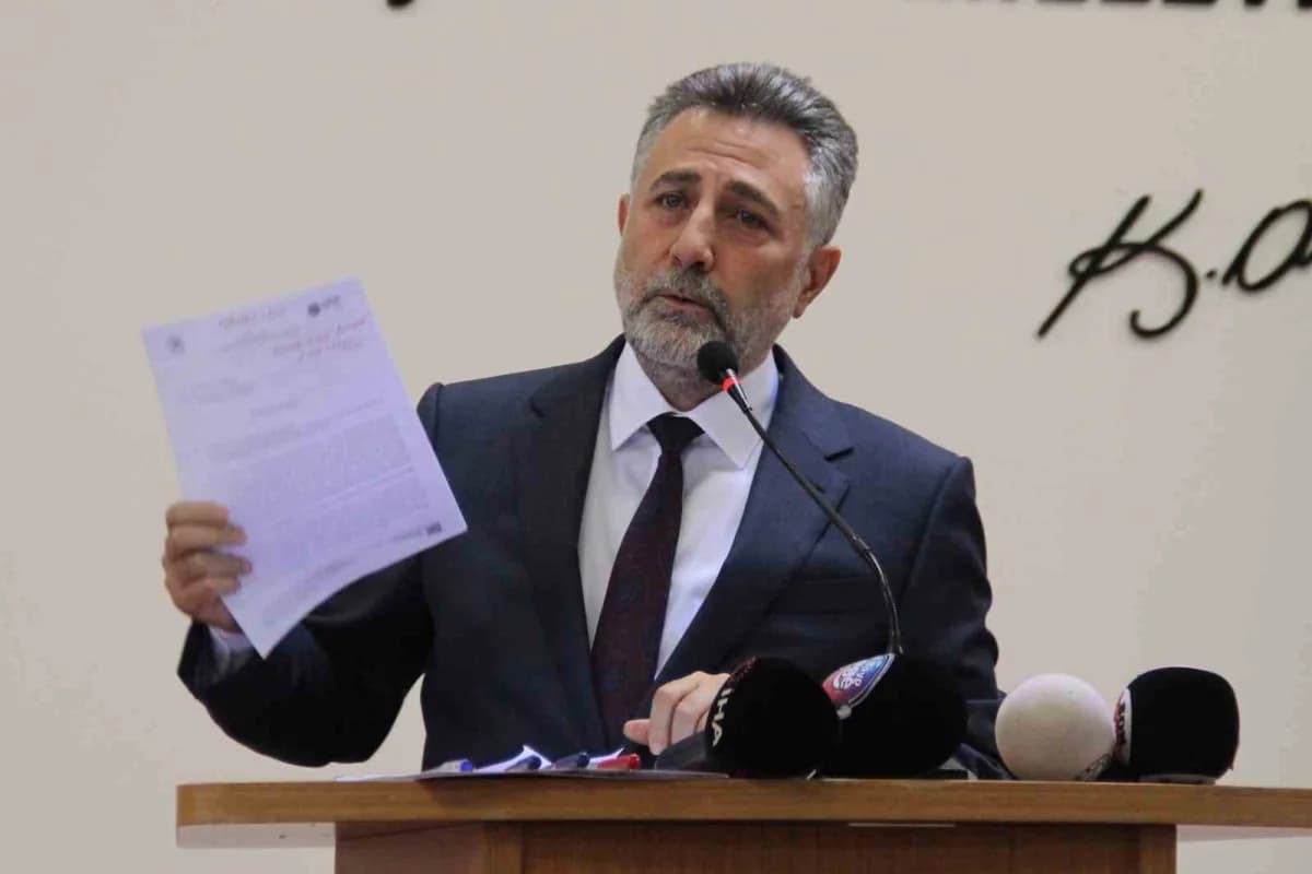Bayraklı Belediyesi önünde polis ekipleri ve güvenlik önlemleri