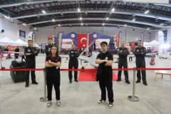 Elazığ BilimFest'te sergilenen Bayraktar TB2 SİHA'yı inceleyen öğrenciler