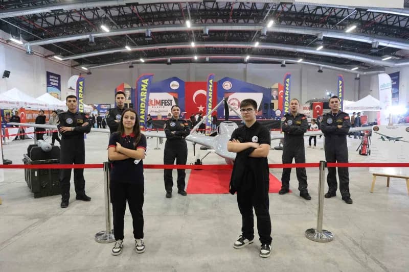 Elazığ BilimFest'te sergilenen Bayraktar TB2 SİHA'yı inceleyen öğrenciler