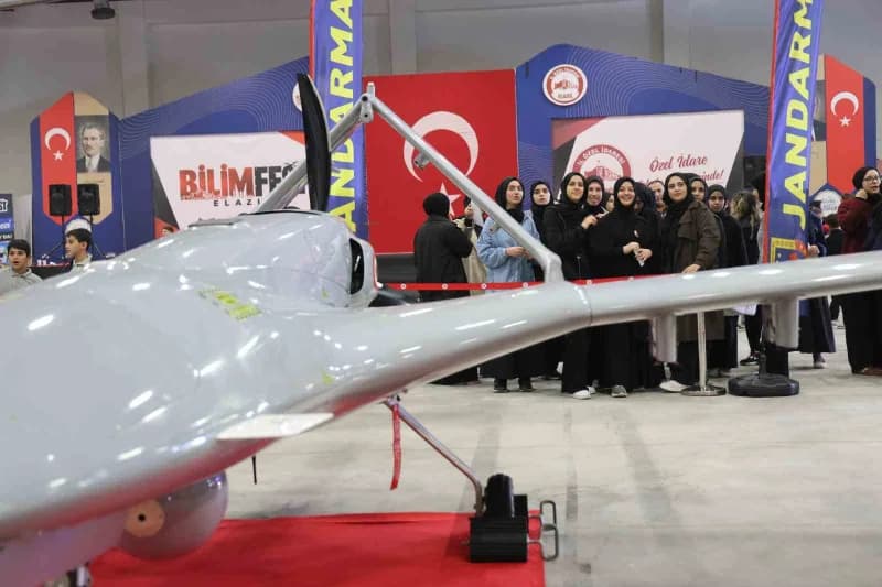 Elazığ'da yeni teknoloji ürün ve sistemlerinin sergilendiği "Bilimfest Elazığ", ziyaretçilerini ağırlamaya devam ediyor.