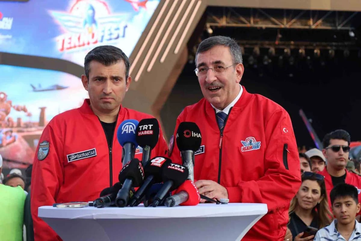 TEKNOFEST etkinliğinde Cumhurbaşkanı Yardımcısı Cevdet Yılmaz ve Selçuk Bayraktar ortak basın açıklaması yapıyor