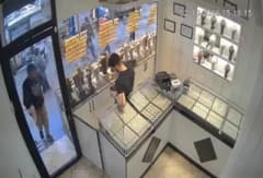 Bayrampaşa’da kuyumcuda imitasyon altın poşeti ile soygun girişimi anı