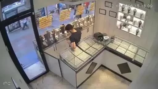 Bayrampaşa’da kuyumcuda imitasyon altın poşeti ile soygun girişimi anı