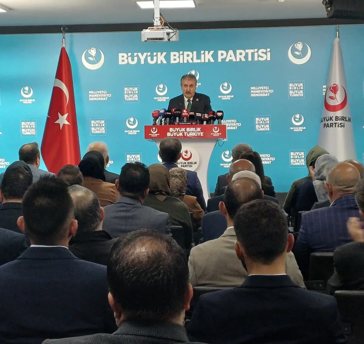 BBP Genel Başkanı Mustafa Destici basın toplantısında konuşuyor