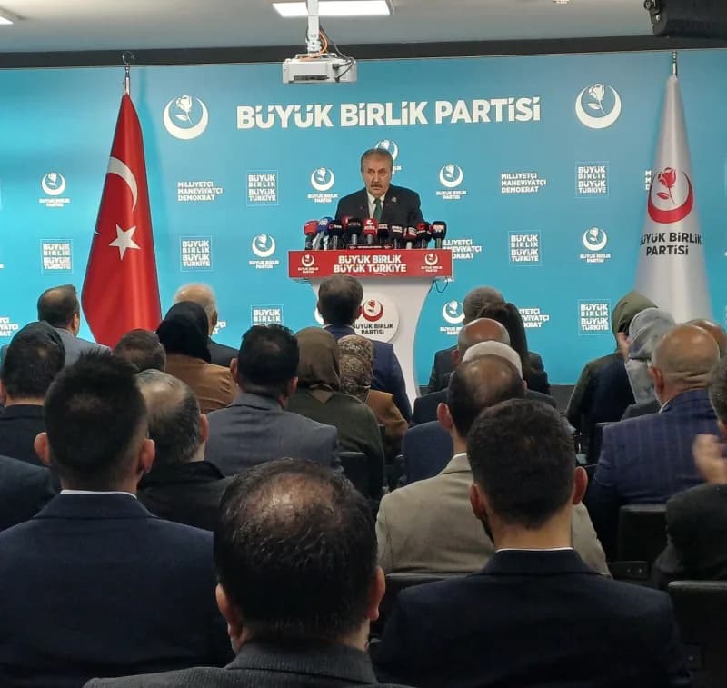 BBP Genel Başkanı Mustafa Destici basın toplantısında konuşuyor