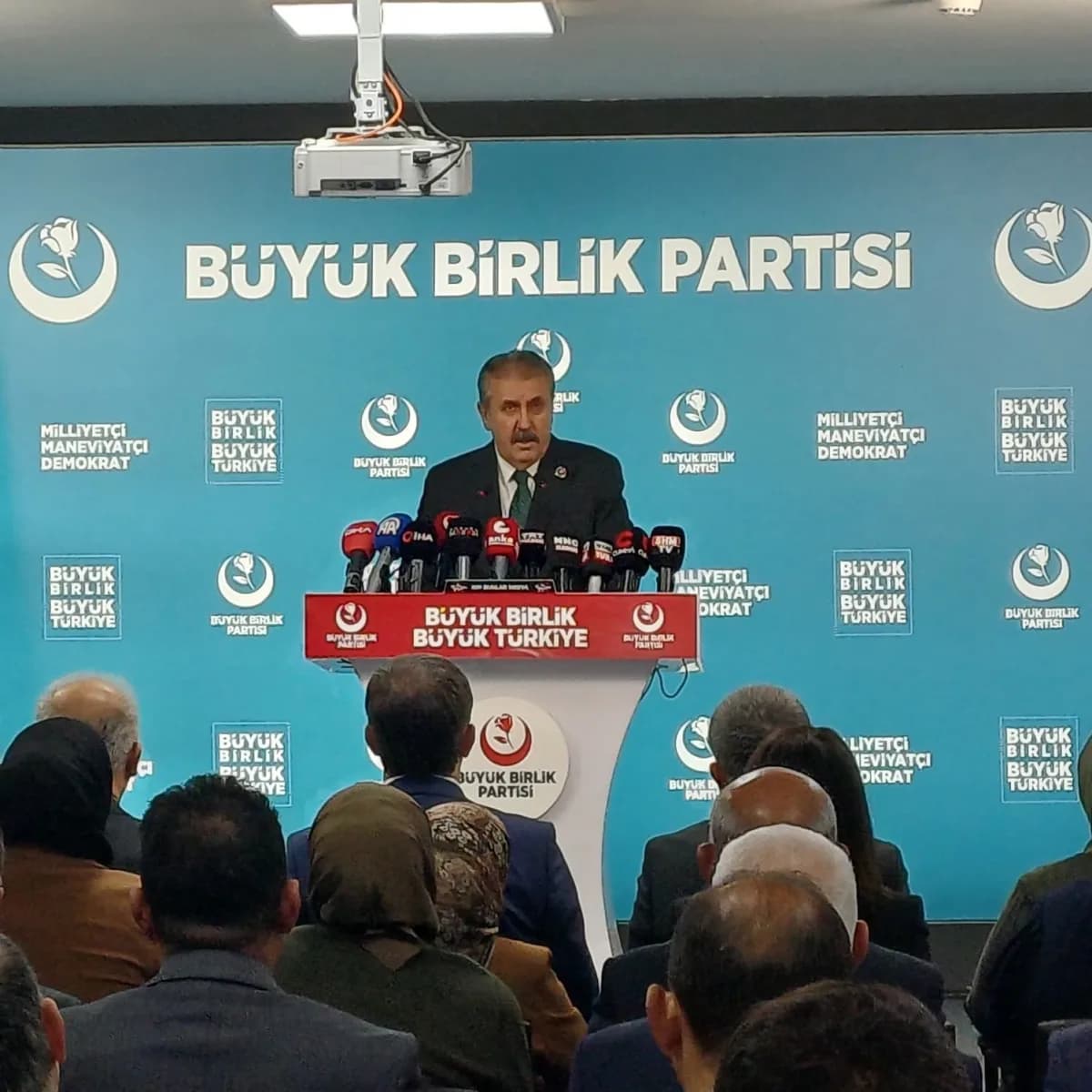 BBP lideri Destici, parti Genel merkezinde düzenlediği basın toplantısında gündeme dair açıklamalarda bulundu