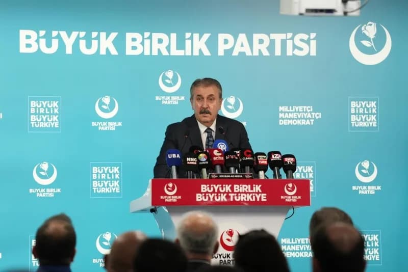 BBP Genel Başkanı Mustafa Destici basın toplantısında konuşuyor