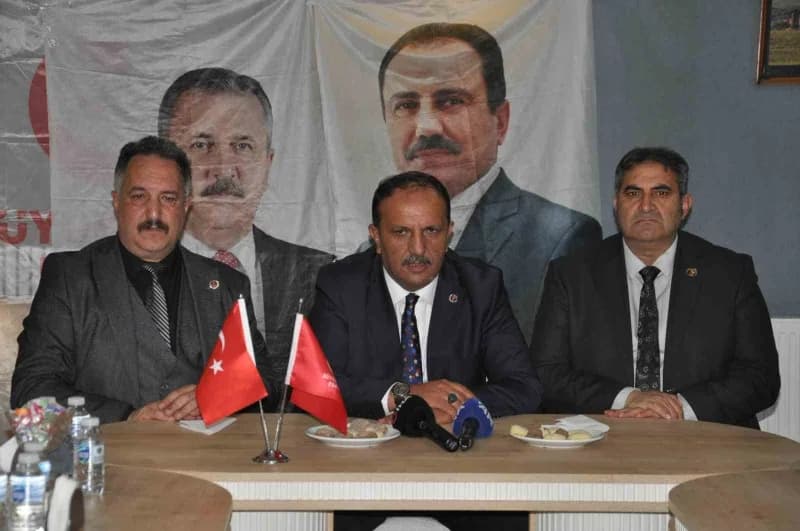 BBP Genel Başkan Yardımcısı Uğur Bulut Kars'ta partililerle toplantıda konuşuyor