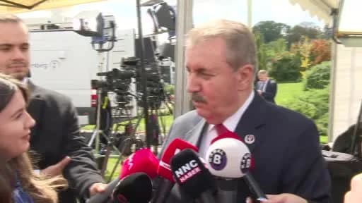 BBP Genel Başkanı Mustafa Destici TBMM'de basın mensuplarına açıklama yaparken
