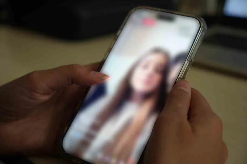 Gençler canlı yayınlarda beğenilmek ve para kazanmak uğruna farklı davranışlara yöneliyor