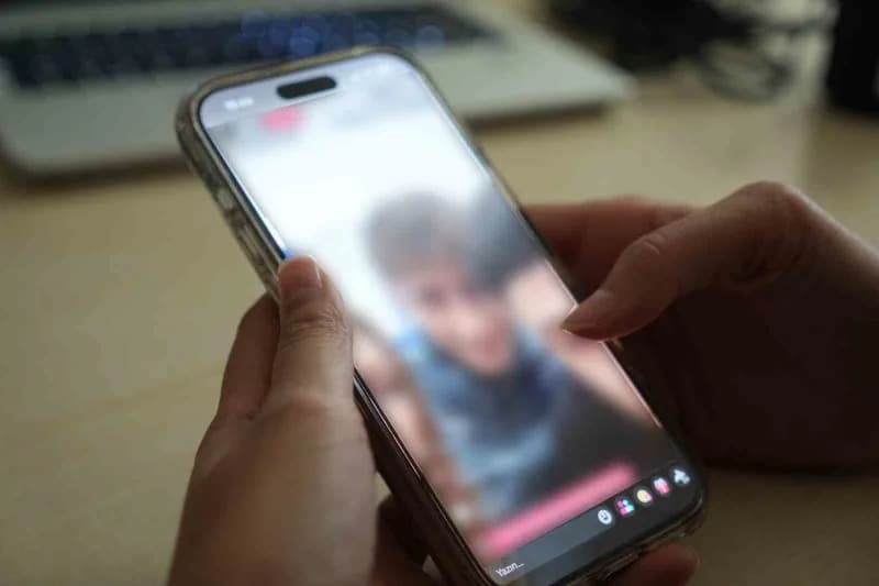 Gençler canlı yayınlarda beğenilmek ve para kazanmak uğruna farklı davranışlara yöneliyor