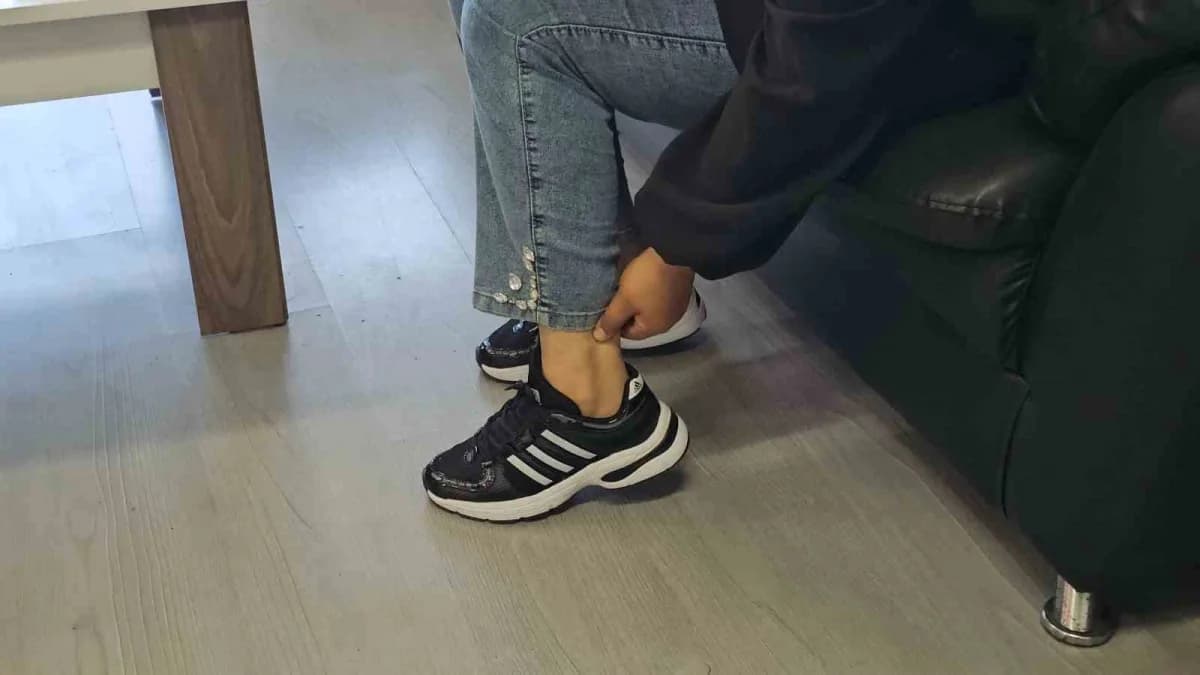 Zonguldak'ta Özel bir hastanede yaklaşık 9 ay önce bel fıtığı ameliyatı olan 35 yaşındaki 2 çocuk annesi Havva Göktaş, o