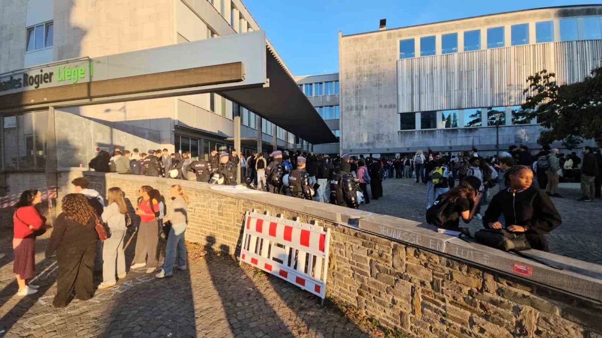Öğrenci protestoları farklı okulların önlerinde devam ediyor