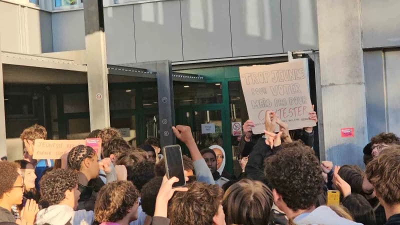 Öğrenci protestoları farklı okulların önlerinde devam ediyor