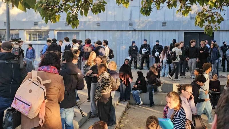 Öğrenci protestoları farklı okulların önlerinde devam ediyor