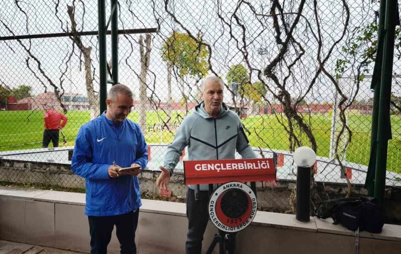Bernd Storck, Gençlerbirliği antrenmanında Galatasaray maçı öncesi açıklama yapıyor