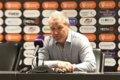 Bernd Storck maç sonrası basın toplantısında açıklama yapıyor